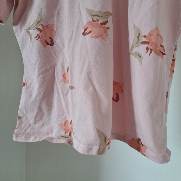 RW&CO | Pastel pink flower wide neck cross back women's short sleeve shirt - Picture 5 of 11